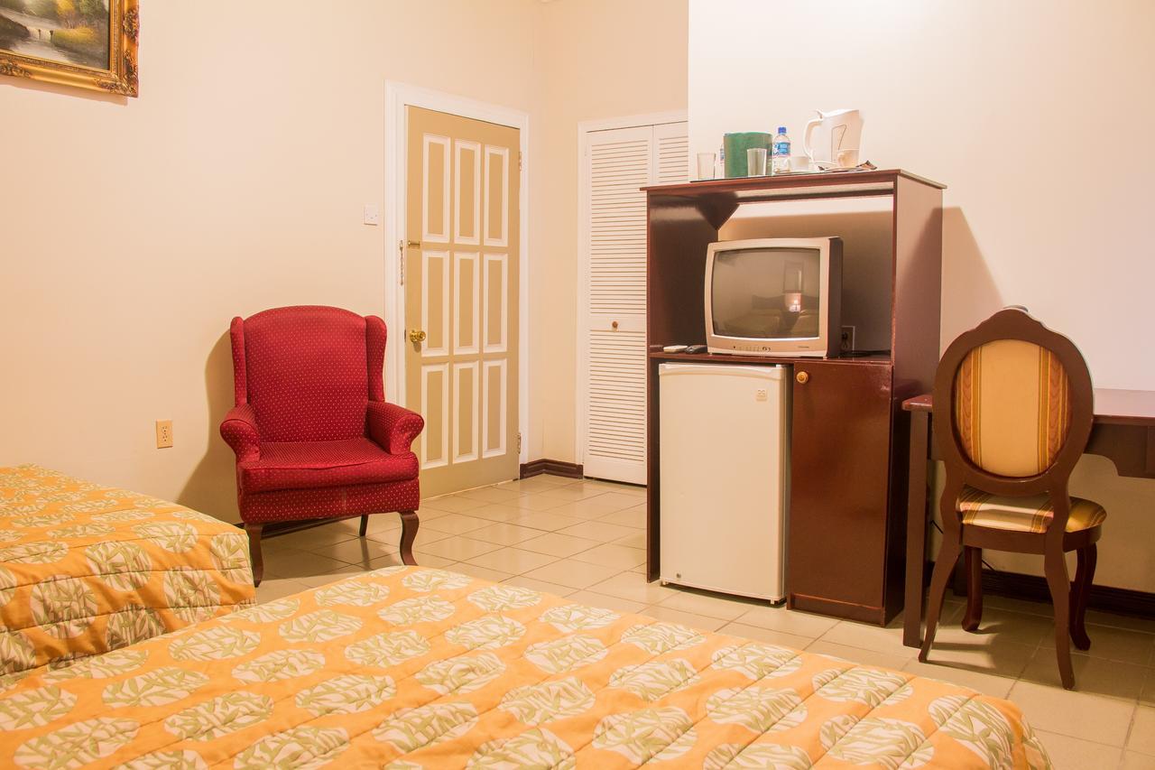 Regency Suites Hotel 乔治敦 外观 照片