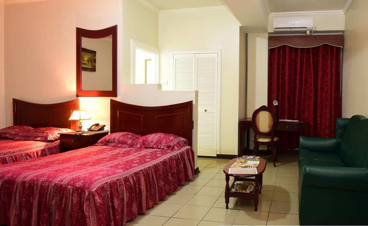 Regency Suites Hotel 乔治敦 外观 照片